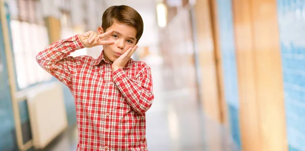 Gutaussehendes Kleinkind Mit Grünen Augen Das Siegesgeste Durch Die Finger — Stockfoto