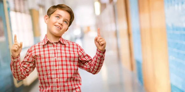 Szép Tipegő Gyermek Zöld Szemek Boldog Meglepett Éljenzés Mutat Iskola — Stock Fotó