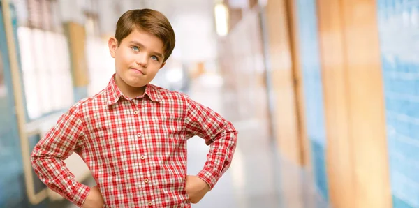 Niño Guapo Con Ojos Verdes Confiado Feliz Con Una Gran —  Fotos de Stock