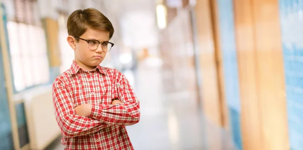 Criança Bonita Com Olhos Verdes Irritado Irritado Expressando Emoção Negativa — Fotografia de Stock