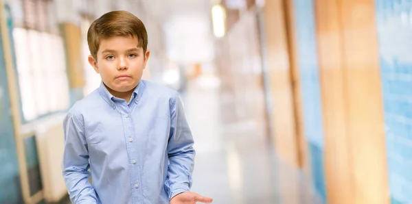 Bello Bambino Con Gli Occhi Verdi Dubbio Espressione Confusione Meraviglia — Foto Stock