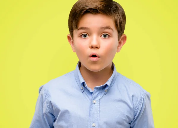 Bonito Criança Com Olhos Verdes Feliz Surpreso Aplaudindo Expressando Wow — Fotografia de Stock