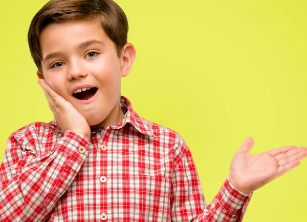 Hübsches Kleinkind Mit Grünen Augen Das Etwas Der Leeren Hand — Stockfoto