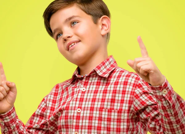 Niño Guapo Con Ojos Verdes Feliz Sorprendido Animando Apuntando Hacia — Foto de Stock