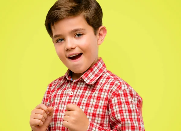 Niño Guapo Con Ojos Verdes Feliz Sorprendido Animando Expresando Gesto — Foto de Stock