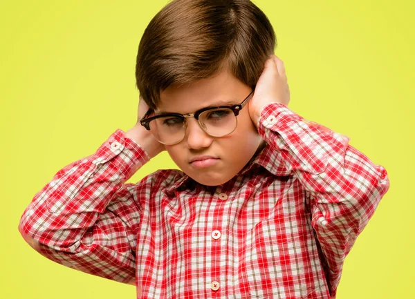 Criança Bonita Com Olhos Verdes Cobrindo Ouvidos Ignorando Ruído Barulhento — Fotografia de Stock