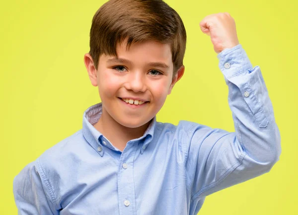 Stattliche Kleinkind Mit Grünen Augen Glücklich Und Aufgeregt Ausdruck Siegergeste — Stockfoto