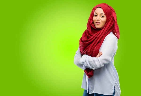 Jeune Femme Arabe Portant Hijab Avec Les Bras Croisés Confiant — Photo