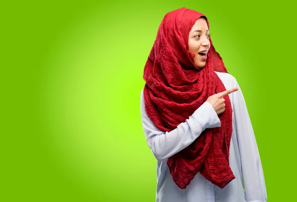 Young Arab Woman Wearing Hijab Pointing Away Side Finger — Stock Photo, Image