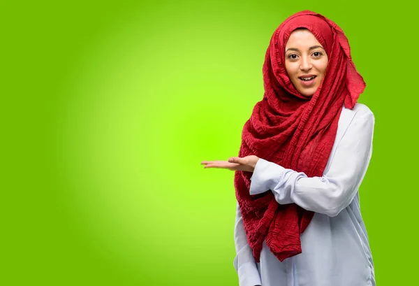 Giovane Donna Araba Che Indossa Hijab Tenendo Qualcosa Nella Sua — Foto Stock