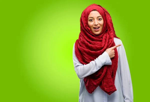 Mujer Árabe Joven Que Usa Hijab Apuntando Hacia Lado Con —  Fotos de Stock