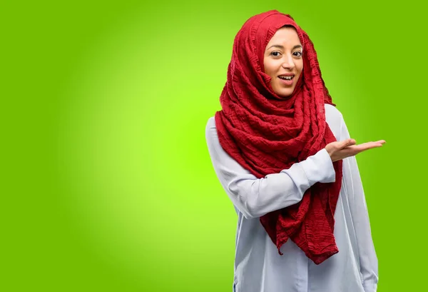 Junge Arabische Frau Trägt Hijab Und Hält Etwas Seiner Leeren — Stockfoto