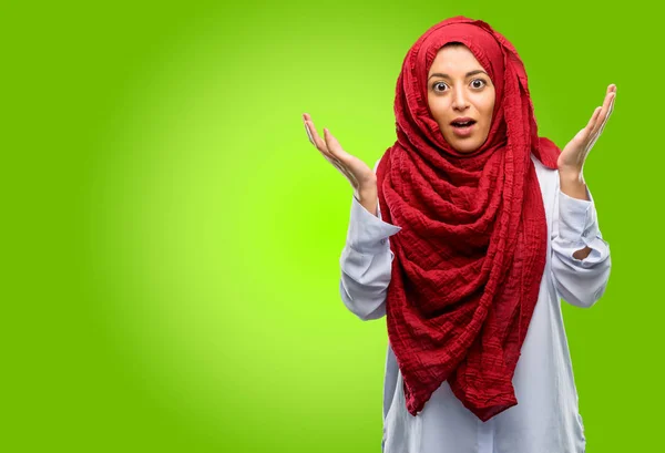 Mujer Árabe Joven Vistiendo Hijab Feliz Sorprendido Animando Expresando Gesto — Foto de Stock