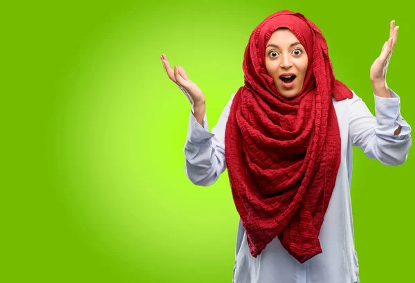 Αραβικά Γυναίκα Φορούσε Μαντίλα Ευτυχισμένη Και Έκπληκτος Επευφημίες Εκφράζοντας Wow — Φωτογραφία Αρχείου