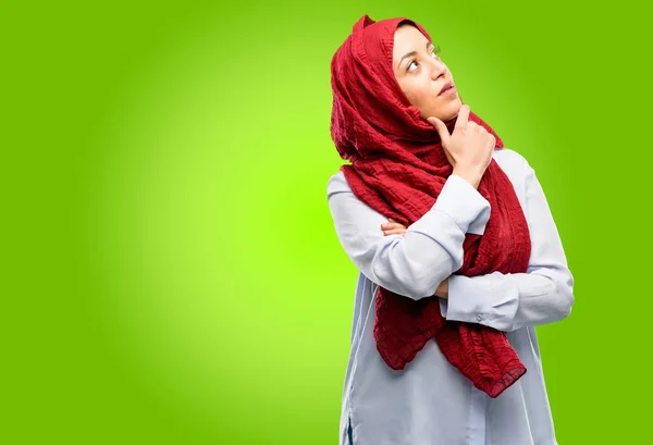 Młoda Kobieta Arabska Noszenia Hidżabu Myślenia Patrząc Górę Wyrażając Wątpliwości — Zdjęcie stockowe
