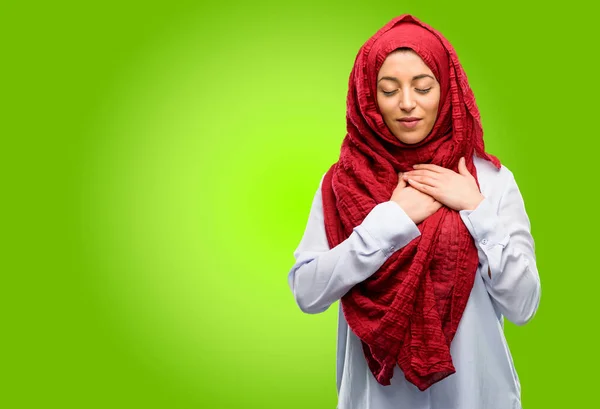 Młoda Kobieta Arabska Noszenie Hidżabu Rękami Sercu Wyrażając Koncepcja Miłości — Zdjęcie stockowe