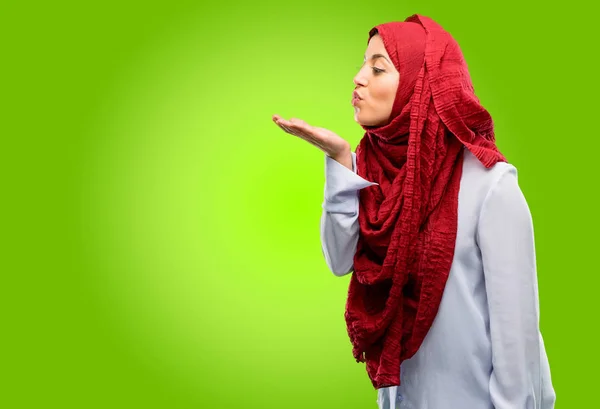 Junge Arabische Frau Trägt Hijab Zum Ausdruck Von Liebe Bläst — Stockfoto