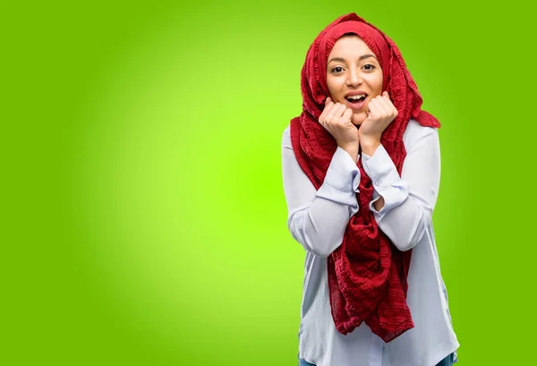 ヒジャーブ幸せと驚く表現すごいジェスチャーを応援して身に着けている若いアラブ女性 — ストック写真
