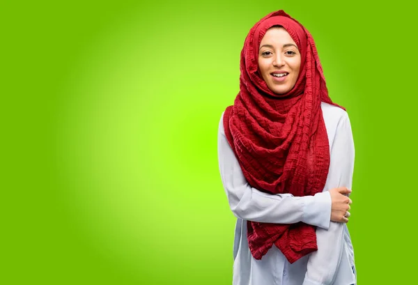 Jonge Arabische Vrouw Het Dragen Van Hijab Zelfverzekerd Blij Met — Stockfoto