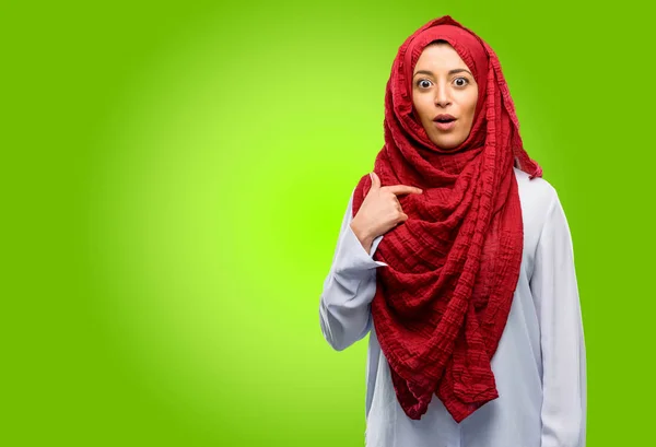 Junge Arabische Frau Trägt Hijab Glücklich Und Überrascht Jubelnd Ausdrückende — Stockfoto