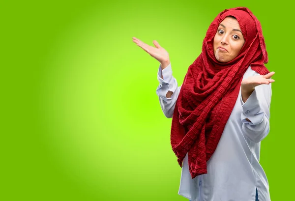 Junge Arabische Frau Trägt Hijab Zweifel Ausdruck Verwirrung Und Wunder — Stockfoto