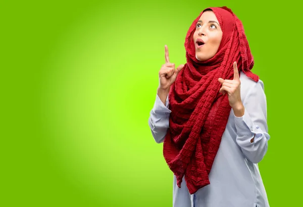 Junge Arabische Frau Trägt Hijab Glücklich Und Überrascht Jubelnd Und — Stockfoto