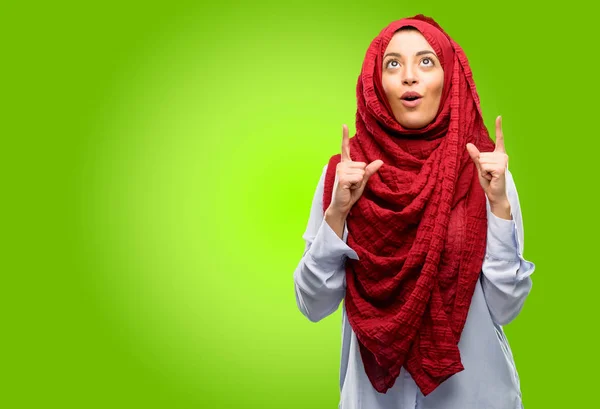 Junge Arabische Frau Trägt Hijab Glücklich Und Überrascht Jubelnd Und — Stockfoto