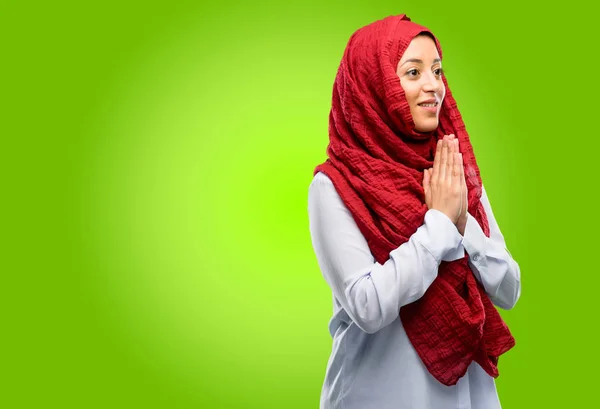 Jonge Arabische Vrouw Dragen Hijab Met Handen Samen Bidden Gebaar — Stockfoto