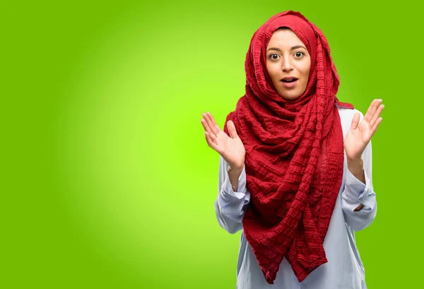 Unga Arabiska Kvinnan Bära Hijab Glad Och Överraskad Jublande Uttrycker — Stockfoto