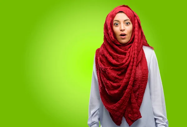 Junge Arabische Frau Hijab Glücklich Und Überrascht Jubelnd Mit Wow — Stockfoto