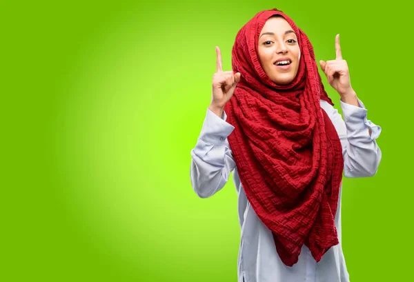 Jovem Árabe Mulher Vestindo Hijab Feliz Surpreso Animando Expressar Wow — Fotografia de Stock