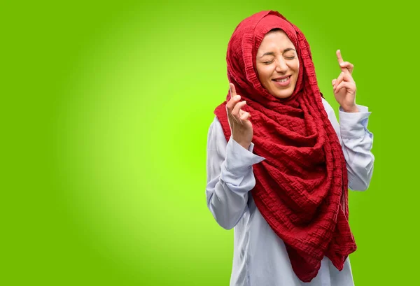 Młoda Kobieta Arabska Noszenie Hidżabu Skrzyżowane Palce Prośbą Powodzenia — Zdjęcie stockowe