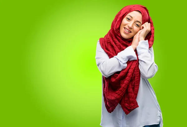 Unga Arabiska Kvinnan Bära Hijab Självsäker Och Glad Med Ett — Stockfoto