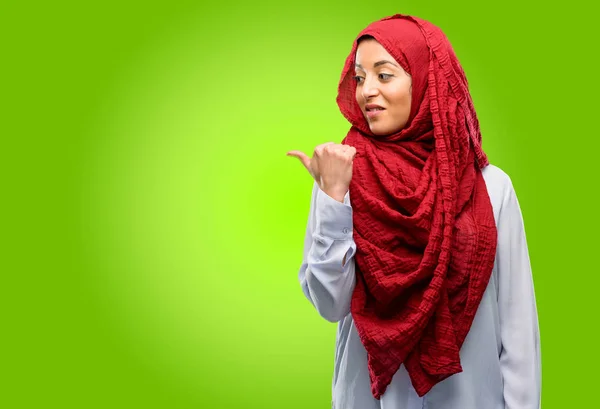 Jeune Femme Arabe Portant Hijab Pointant Vers Extérieur Avec Son — Photo