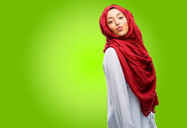 Unga Arabiska Kvinnan Bär Hijab Uttrycker Kärlek Blåser Kyss Kamera — Stockfoto