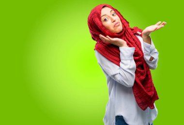 Genç Arap kadın giyiyor hijab şüphe ifade, şaşırtmak ve kavramı, belirsiz gelecek merak ediyorum