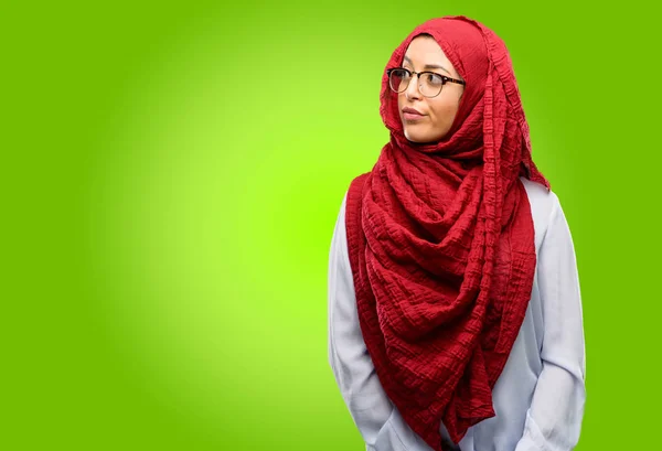 Młode Arabskie Kobiety Noszenia Hidżabu Wyrażenie Wątpliwości Mylić Zastanawiam Się — Zdjęcie stockowe