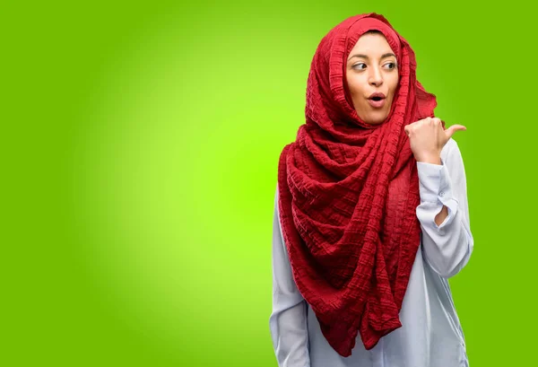 幸せと驚きを指して表現するすごいジェスチャーを応援ヒジャーブを着ている若いアラブ女性 — ストック写真