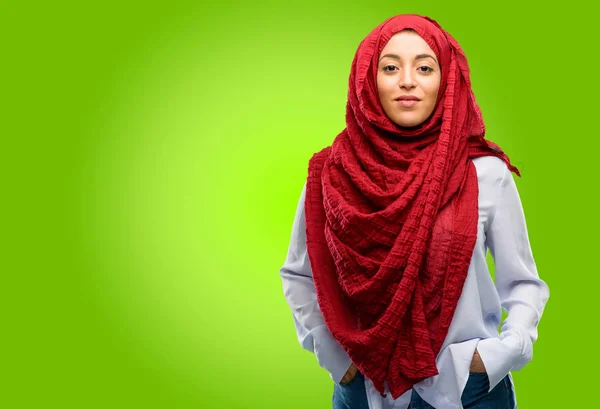 Mladá Arabská Žena Nosí Hidžáb Spokojené Velký Přirozený Úsměv Kameru — Stock fotografie