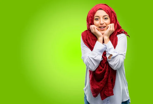 Jovem Árabe Mulher Vestindo Hijab Feliz Surpreso Torcendo Expressar Wow — Fotografia de Stock