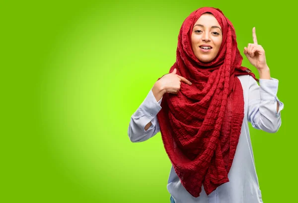 Młoda Kobieta Arabska Noszenie Hidżabu Szczęśliwy Zaskoczony Doping Wyrażając Gest — Zdjęcie stockowe