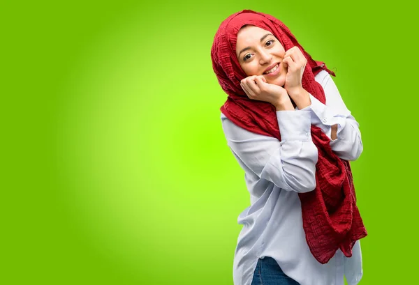 Jeune Femme Arabe Portant Hijab Heureux Surpris Acclamations Exprimant Wow — Photo