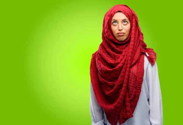 変な顔をだまして ヒジャーブを着ている若いアラブ女性 — ストック写真