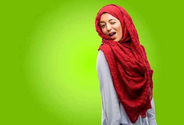 Mujer Árabe Joven Usando Hijab Parpadeando Ojos Con Gesto Feliz — Foto de Stock