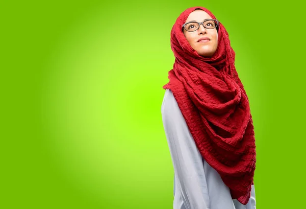 Mladá Arabská Žena Nosí Hidžáb Spokojené Velký Přirozený Úsměv Smích — Stock fotografie