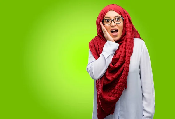 Молодая Арабская Женщина Носящая Хиджаб Такая Счастливая Уверенная Показывающая Большую — стоковое фото