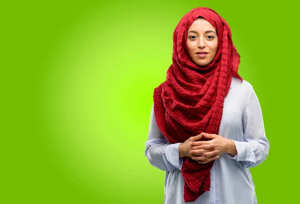 Wanita Muda Arab Mengenakan Jilbab Percaya Diri Dan Bahagia Dengan — Stok Foto
