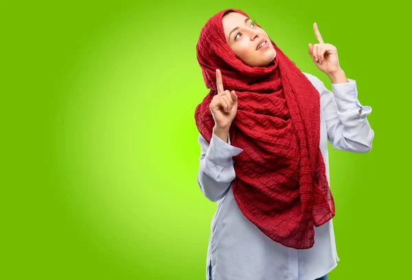 Młoda Kobieta Arabska Noszenie Hidżabu Szczęśliwy Zaskoczony Zabawiając Wskazując — Zdjęcie stockowe