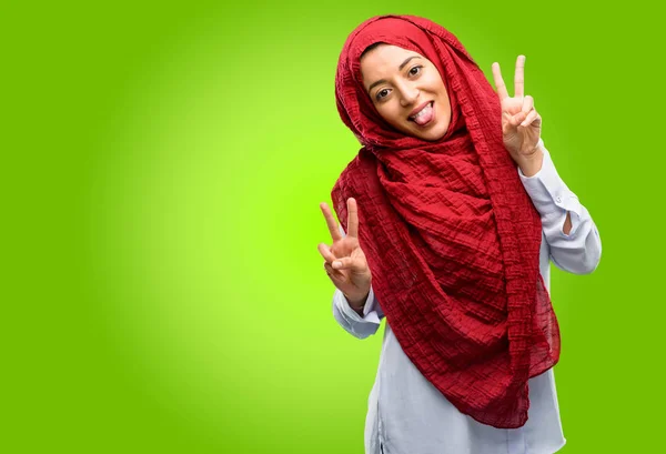 Jovem Árabe Mulher Vestindo Hijab Olhando Para Câmera Mostrando Tong — Fotografia de Stock