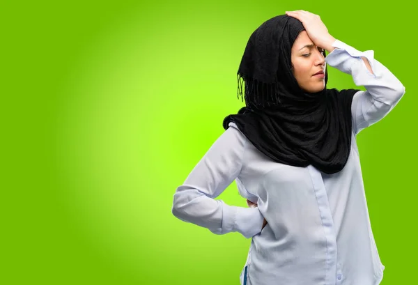 Αραβικά Γυναίκα Φοράει Μαντίλα Αγχωτικό Κρατώντας Χέρι Στο Κεφάλι Κουρασμένοι — Φωτογραφία Αρχείου